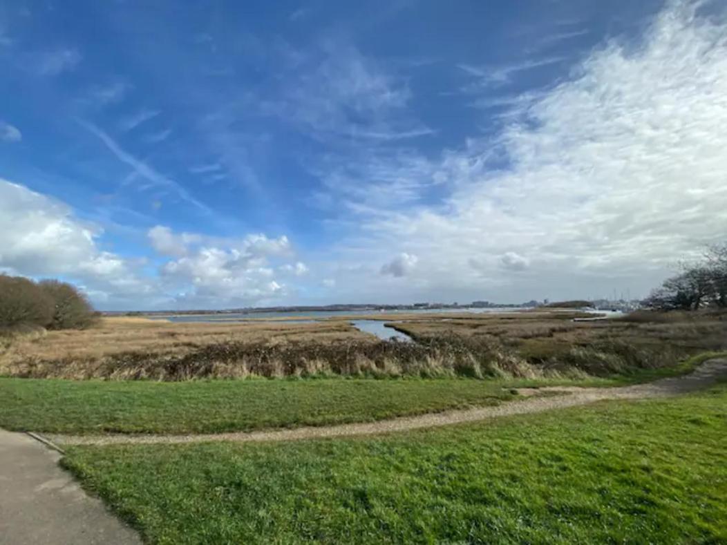 Holes Bay Nature Reserve, Poole, Right Next To The Water Bagian luar foto